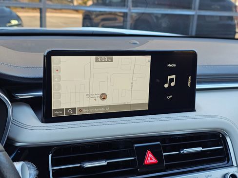 Used 2025 Genesis G70 2.5T image 33