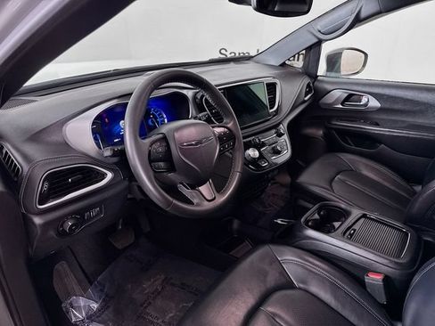 Used 2022 Chrysler Pacifica Touring-L w/ S Appearance Package FWD image 9