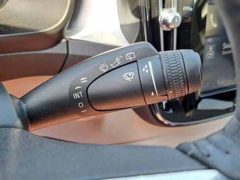 Used 2019 Volvo XC40 T5 Momentum image 11