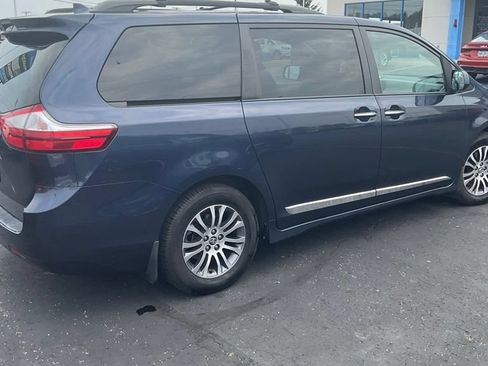 Used 2019 Toyota Sienna XLE w/ XLE Navigation Package FWD image 8