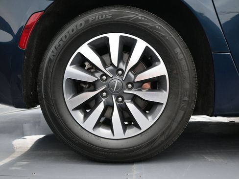 Used 2021 Chrysler Pacifica Touring-L FWD image 18