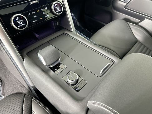 Certified 2025 Land Rover Discovery Dynamic SE image 13