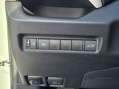 Used 2021 Toyota RAV4 XLE w/ Convenience Package FWD image 24