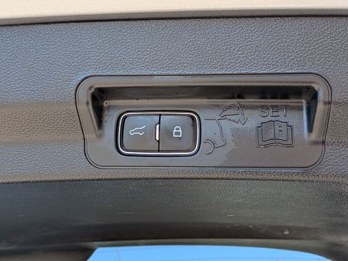 Used 2023 Ford Explorer XLT RWD image 14