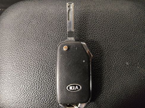 Used 2020 Kia Forte LXS FWD image 32