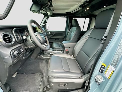 Used 2025 Jeep Gladiator Sport AWD/4WD image 16