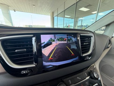 Used 2018 Chrysler Pacifica Touring Plus FWD image 31