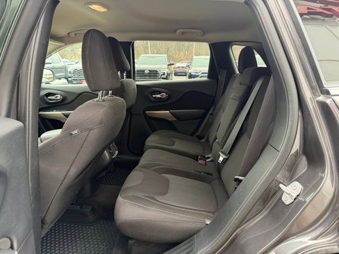 Used 2017 Jeep Cherokee Latitude w/ Cold Weather Group image 11