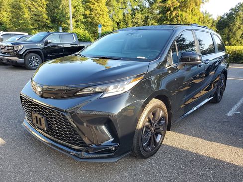 Used 2025 Toyota Sienna XSE FWD image 2