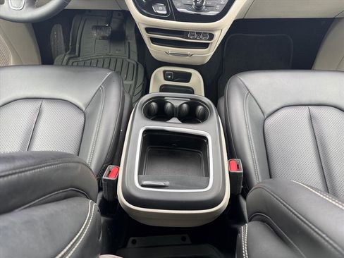 Used 2023 Chrysler Pacifica Touring-L image 20