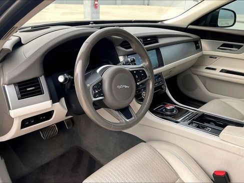 Used 2019 Jaguar XF Prestige image 7
