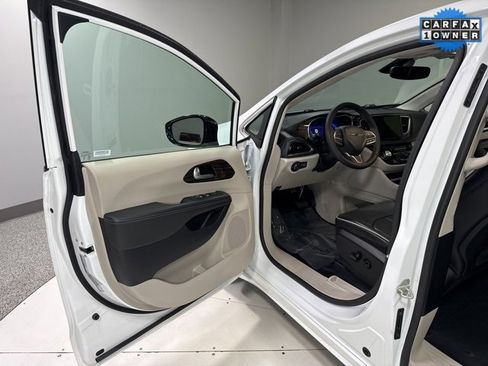 Used 2024 Chrysler Pacifica Limited image 9