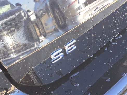 New 2026 Volkswagen Taos SE image 9