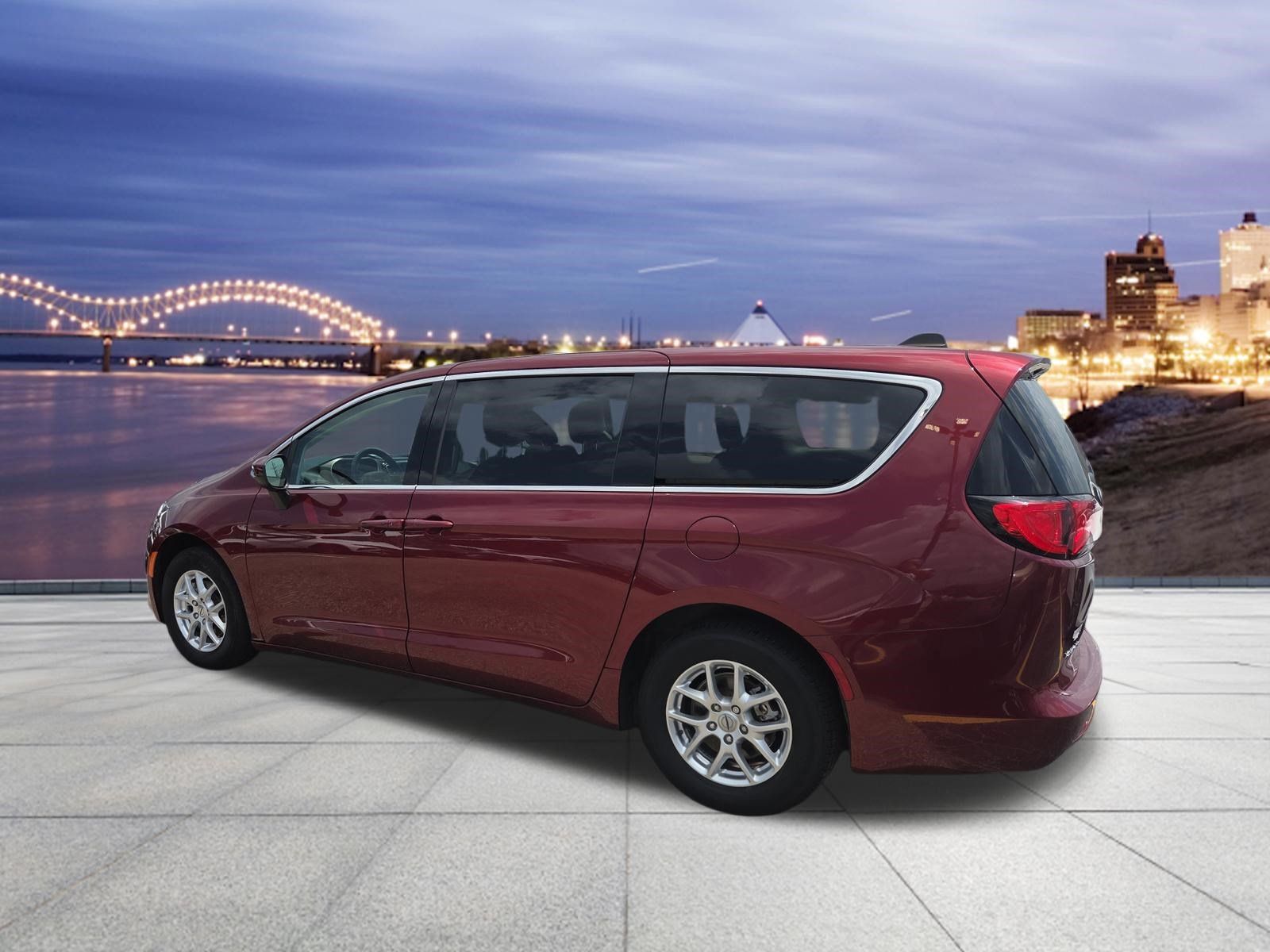 Used 2023 Chrysler Voyager LX FWD image 3