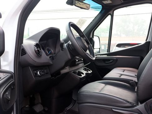 Used 2024 Mercedes-Benz eSprinter 170 Cargo image 21