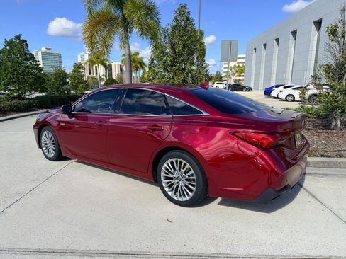 Used 2019 Toyota Avalon Limited image 2