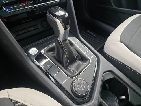 New 2025 Volkswagen Taos SE image 25