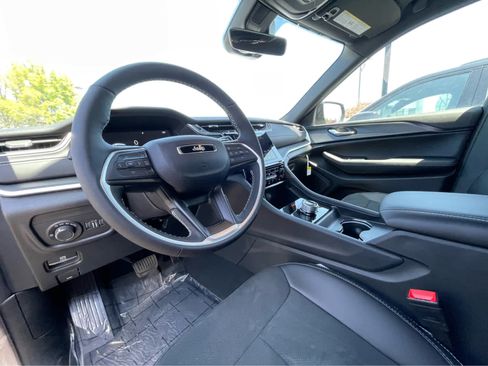 New 2025 Jeep Grand Cherokee L Altitude image 11