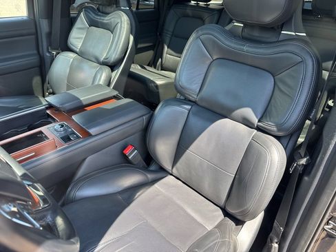 Used 2022 Lincoln Navigator Reserve AWD/4WD image 12