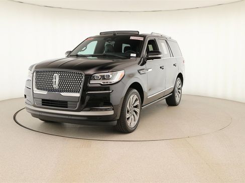 Used 2024 Lincoln Navigator Reserve image 12
