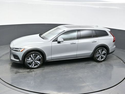 Used 2025 Volvo V60 B5 Cross Country Plus image 38