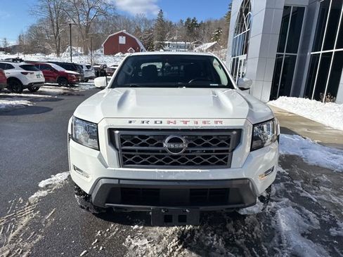 Used 2022 Nissan Frontier SV image 2