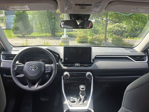 Used 2025 Toyota RAV4 LE AWD/4WD image 27