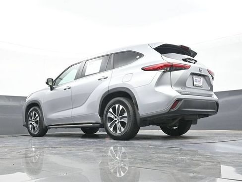 Used 2023 Toyota Highlander XLE FWD image 23