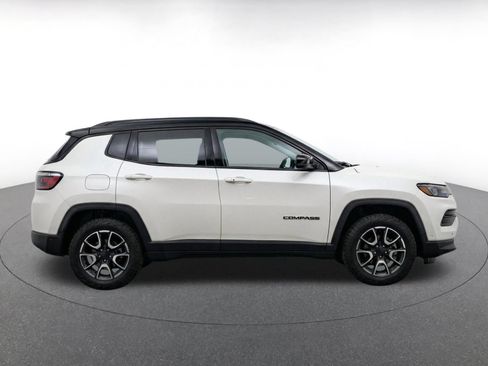 Used 2025 Jeep Compass Trailhawk AWD/4WD image 14