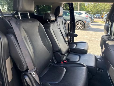 Used 2025 Kia Carnival FWD image 15