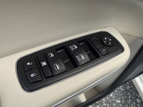 Used 2015 Chrysler 300 Limited w/ Driver Convenience Group image 12