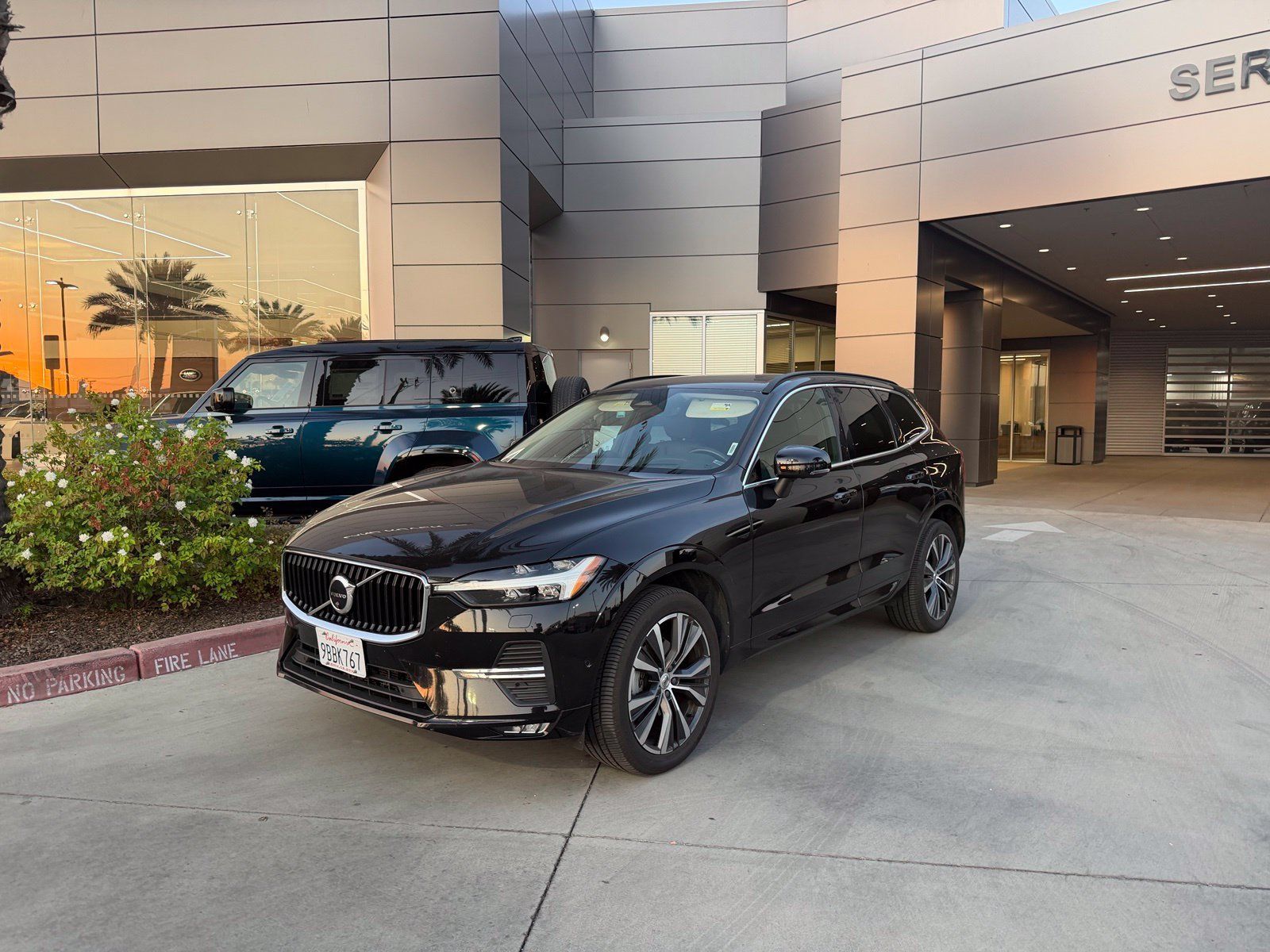 Used 2022 Volvo XC60 B5 Momentum w/ Advanced Package AWD/4WD image 1