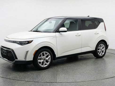 Used 2025 Kia Soul LX w/ LX Technology Package image 3