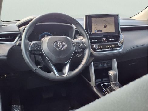 Used 2025 Toyota Corolla Cross XLE FWD image 12