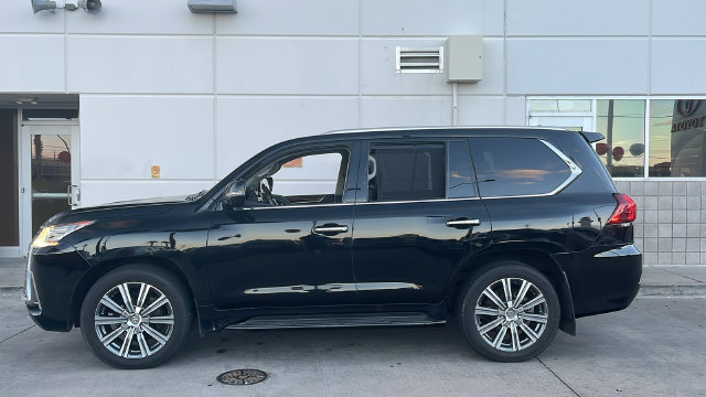 Used 2017 Lexus LX 570 4WD w/ Luxury Package image 3