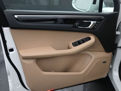 Certified 2022 Porsche Macan image 18