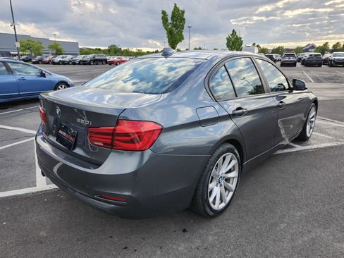 Used 2018 BMW 320i xDrive Sedan w/ Convenience Package AWD/4WD image 16