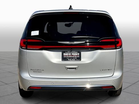 New 2026 Chrysler Pacifica Limited image 4