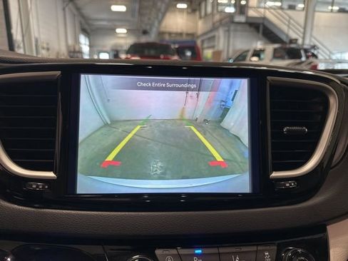 Used 2024 Chrysler Pacifica Touring-L image 25