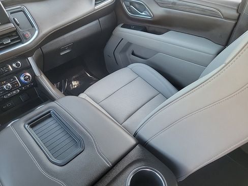 Used 2023 GMC Yukon SLT w/ SLT Luxury Package image 18