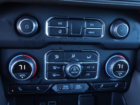 Used 2024 Chevrolet Suburban LT image 10