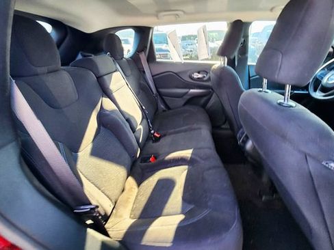 Used 2019 Jeep Cherokee Latitude w/ Popular Appearance Group AWD/4WD image 18