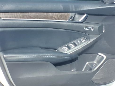 Used 2018 Honda Accord Touring image 17