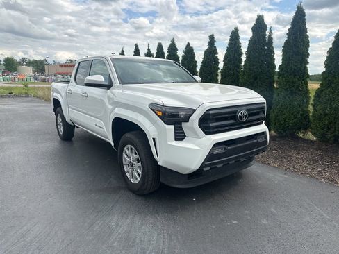 Certified 2025 Toyota Tacoma SR5 AWD/4WD image 2