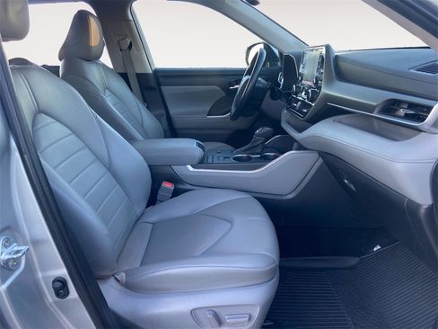 Used 2022 Toyota Highlander XLE image 15