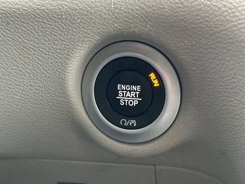 Used 2024 Chrysler Pacifica Touring-L image 23