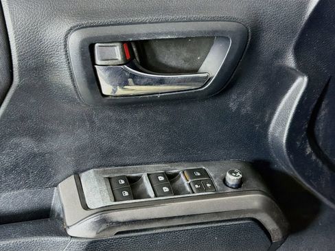 Used 2016 Toyota Tacoma TRD Sport AWD/4WD image 18