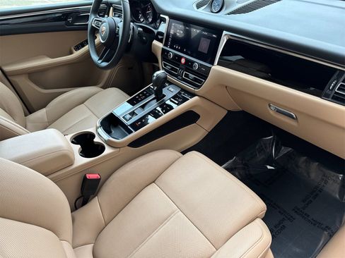 Used 2025 Porsche Macan image 18