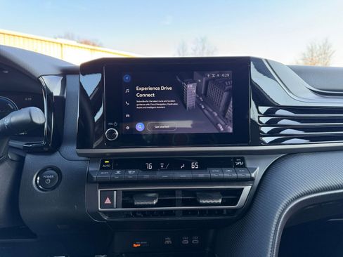 Used 2025 Toyota Camry SE image 17