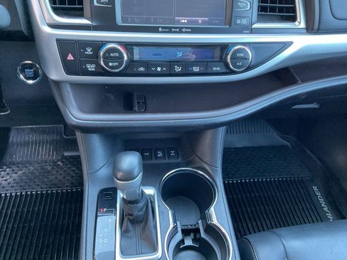 Used 2019 Toyota Highlander XLE AWD/4WD image 23